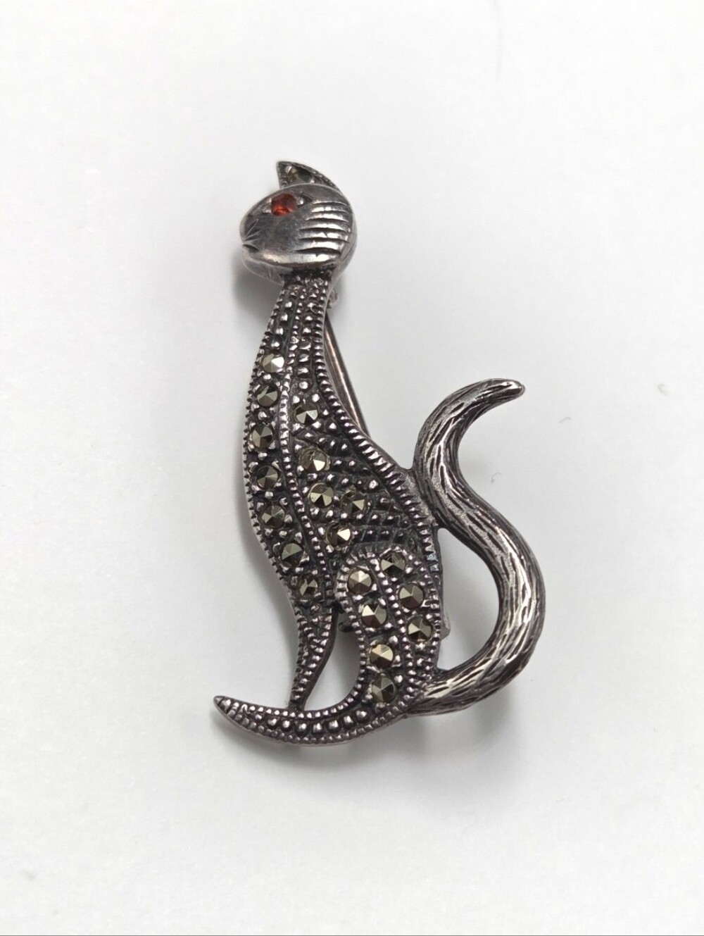 925 Sterling Silver Marcasite Sophisticated Cat Brooch With Garnet Eye